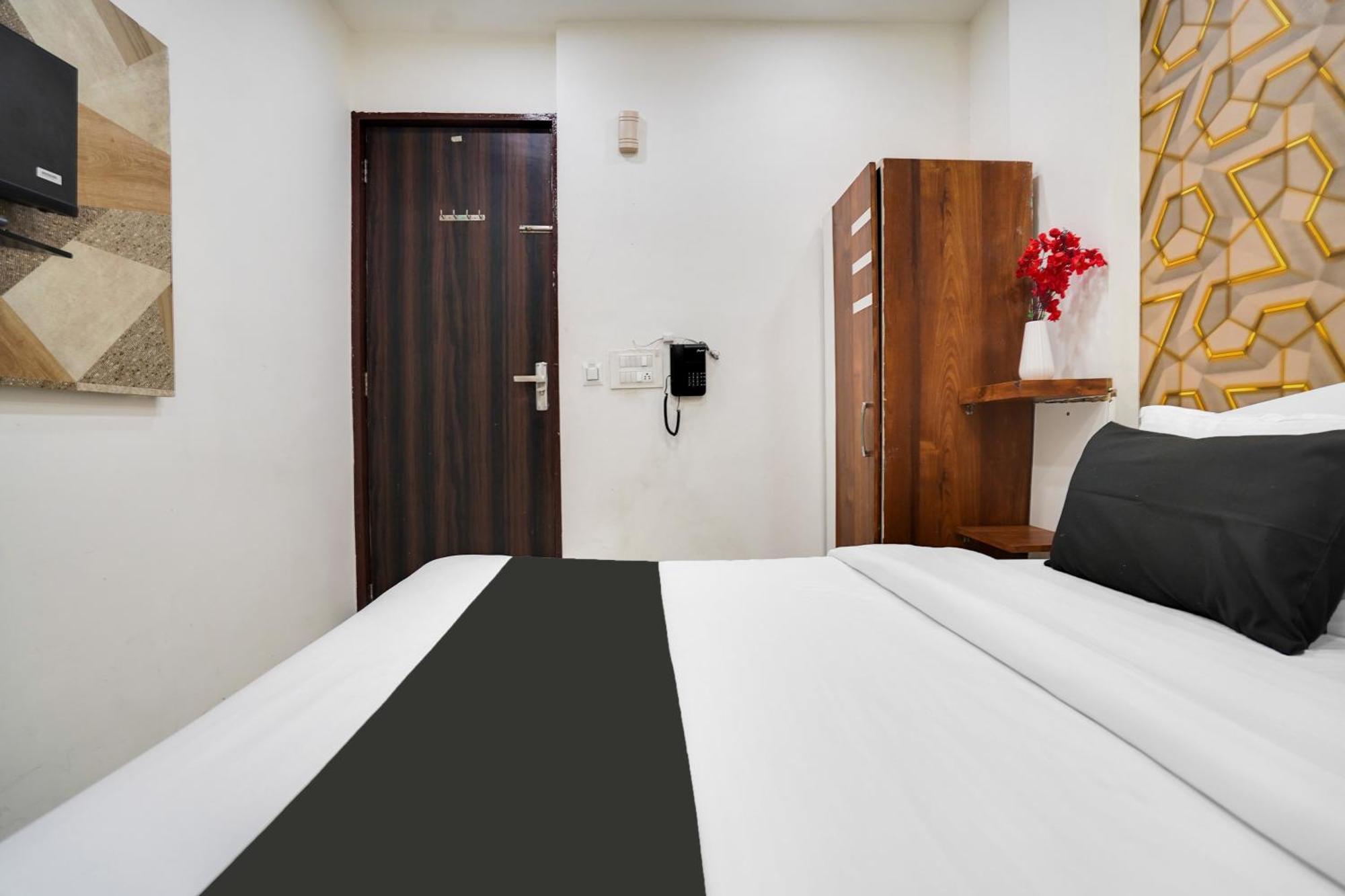 Super Oyo Hotel O Sky Wings Аджмер Екстериор снимка